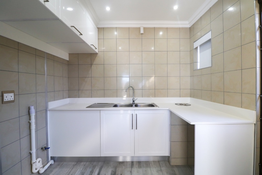 8 Bedroom Property for Sale in Reebok Western Cape